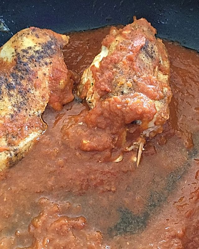 Hühnchen gefüllt mit Bärlauch, Mozzarella und getrockneten Tomaten in Sauce