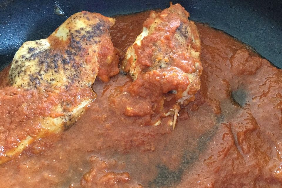 Hühnchen gefüllt mit Bärlauch, Mozzarella und getrockneten Tomaten in Sauce