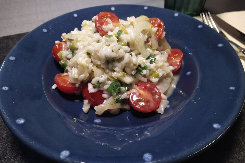 One Pot-Fenchelreis mit Kirschtomaten und Frühlingszwiebeln One Pot-Fenchelreis mit Kirschtomaten und Frühlingszwiebeln