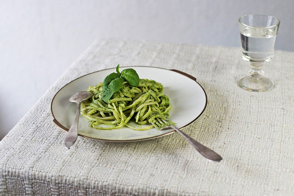 Cremiges Avocado-Spinat-Pesto mit Cashews