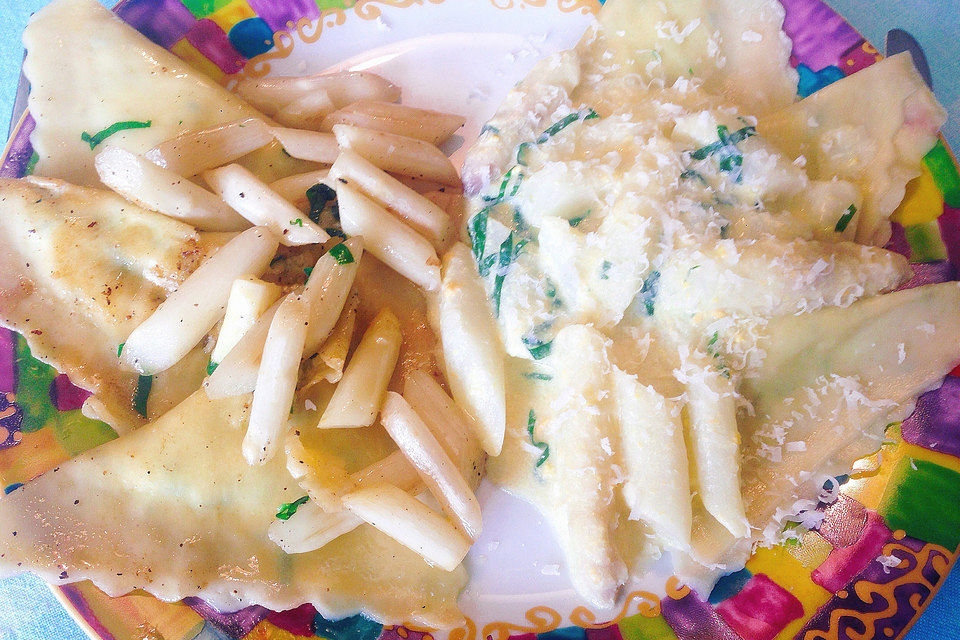 Bärlauch-Ricotta Ravioli mit zweierlei Spargel