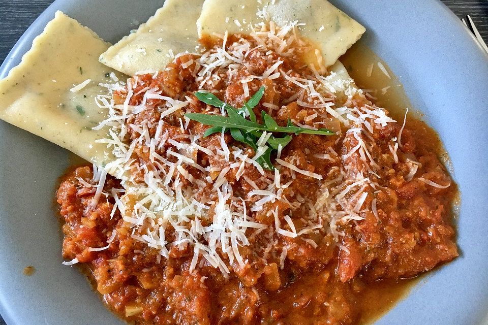 Ravioli gefüllt mit Schafskäse, getrockneten Tomaten und Oliven