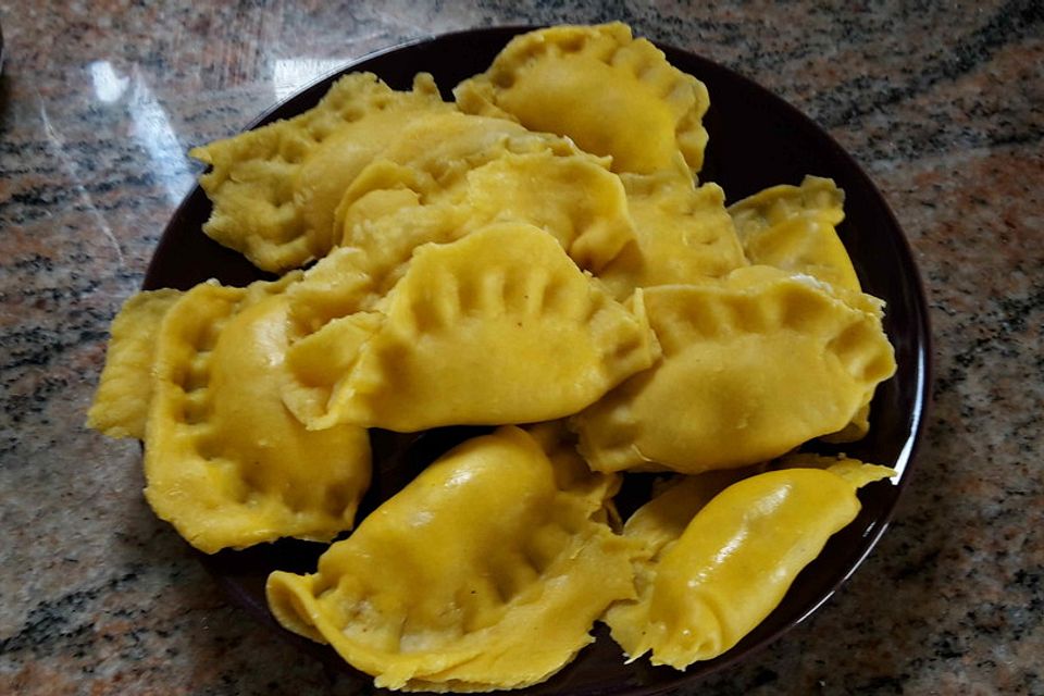 Ravioli gefüllt mit Schafskäse, getrockneten Tomaten und Oliven