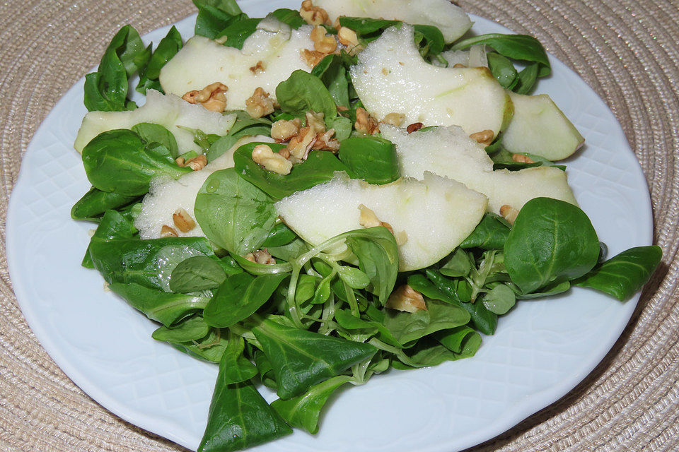 Feldsalat mit Apfel und Walnüssen