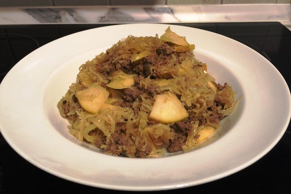 Hackfleisch-Sauerkraut-Apfel-Pfanne