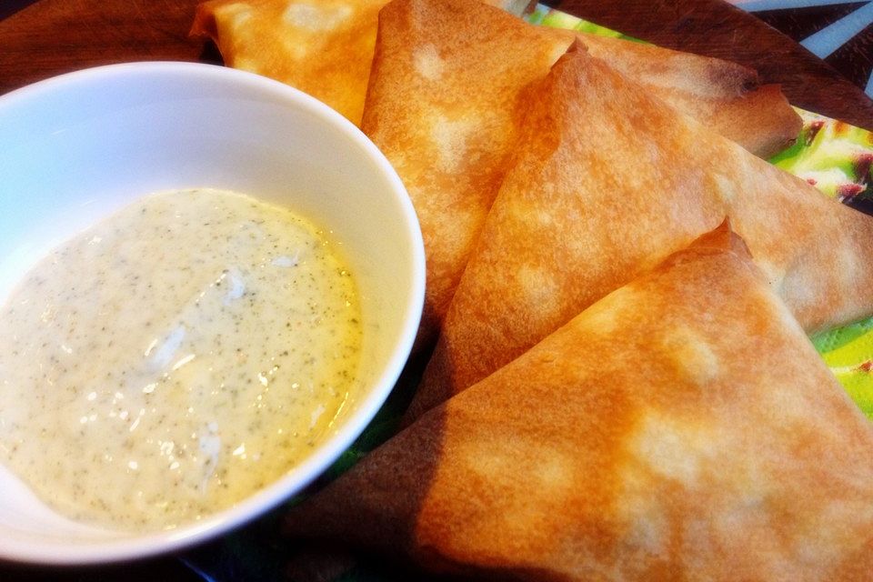 Vegane Samosas mit Minz-Dip