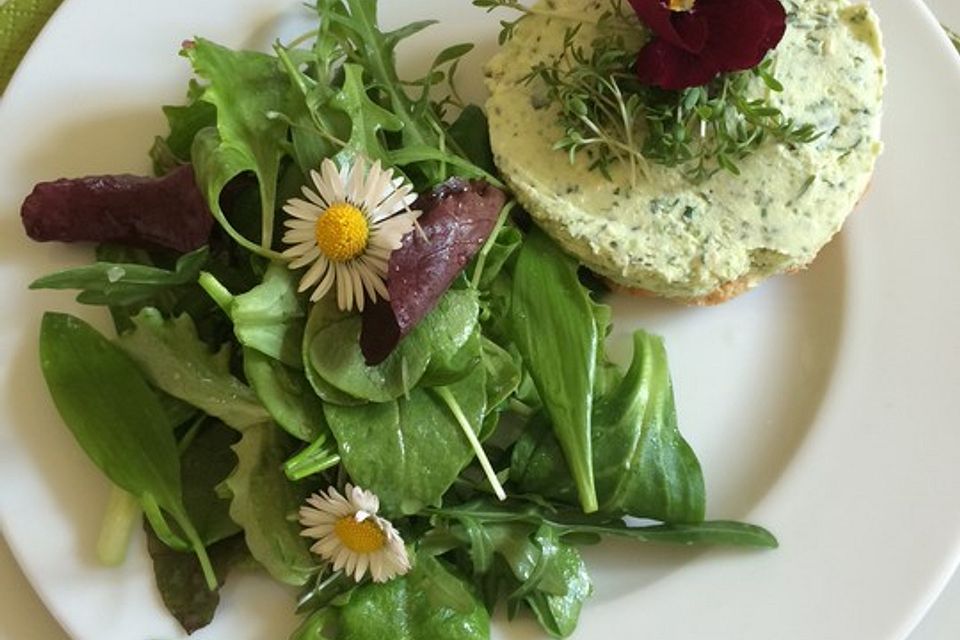 Pikanter Feta-Käsekuchen mit Wildkräutersalat