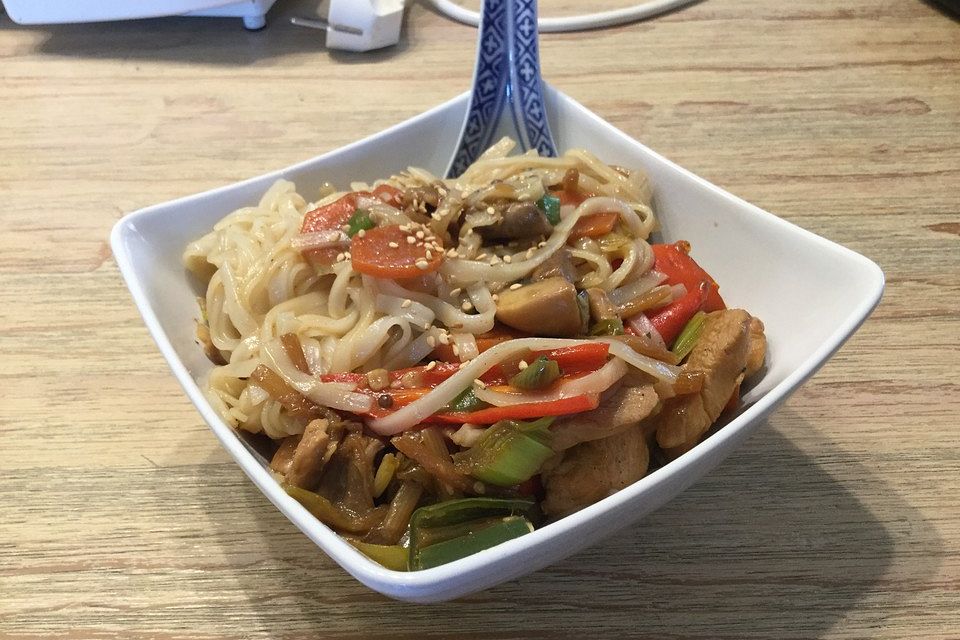 Reisnudeln und Hähnchen aus dem Wok