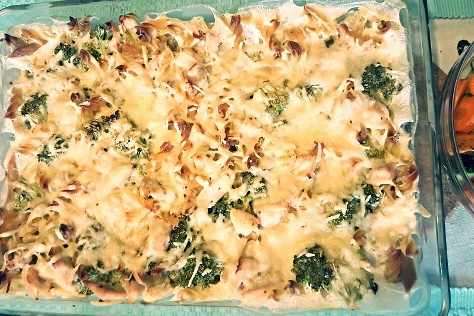 Nudel-Gratin mit Hühnchen und Brokkoli