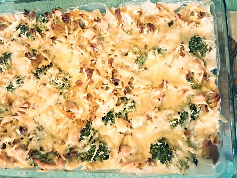Nudel-Gratin mit Hühnchen und Brokkoli von LeylaTheMaster| Chefkoch