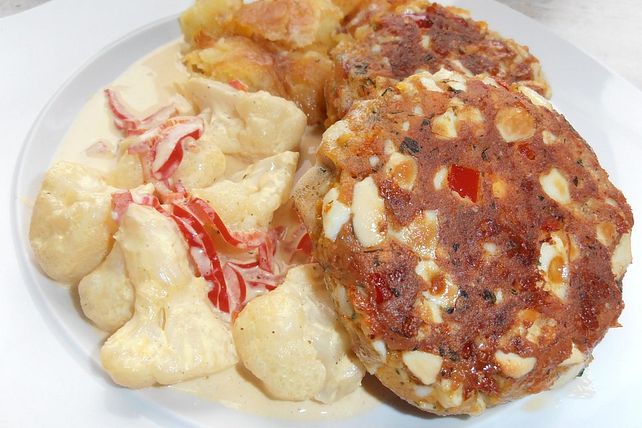 Mit Ei und Schnittlauch gefüllte Frikadellen an Kartoffel-Radieschen ...