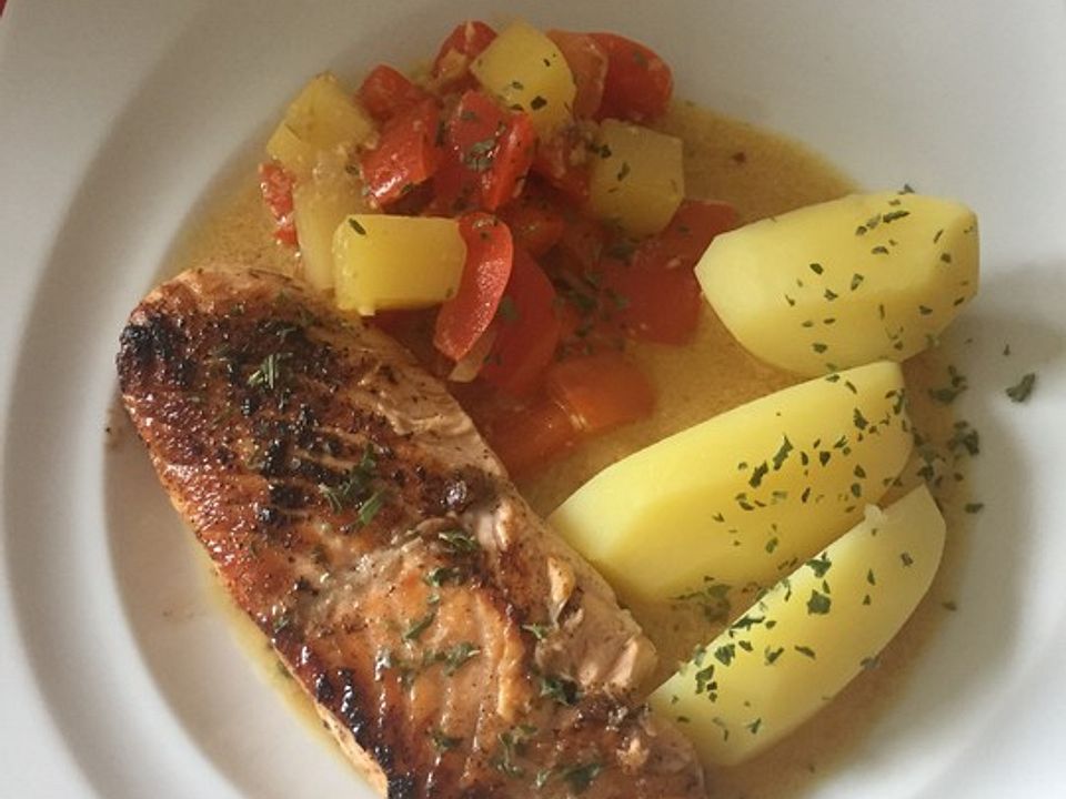 Gebratener Lachs an PaprikaMangoGemüse von Juulee Chefkoch