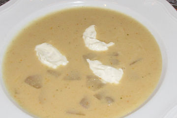 Weiße Bohnensuppe mit Birne und Gorgonzola-Nocken