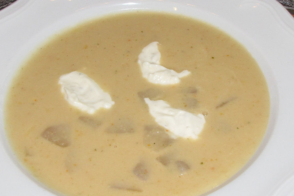 Weiße Bohnensuppe mit Birne und Gorgonzola-Nocken