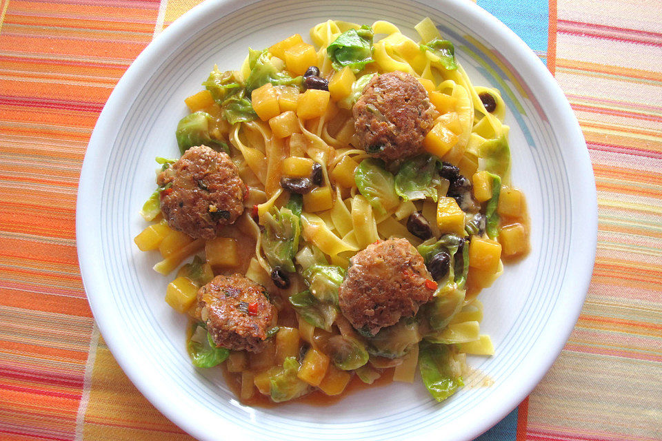 Tagliatelle mit Rosenkohl, Steckrüben und Hackbällchen