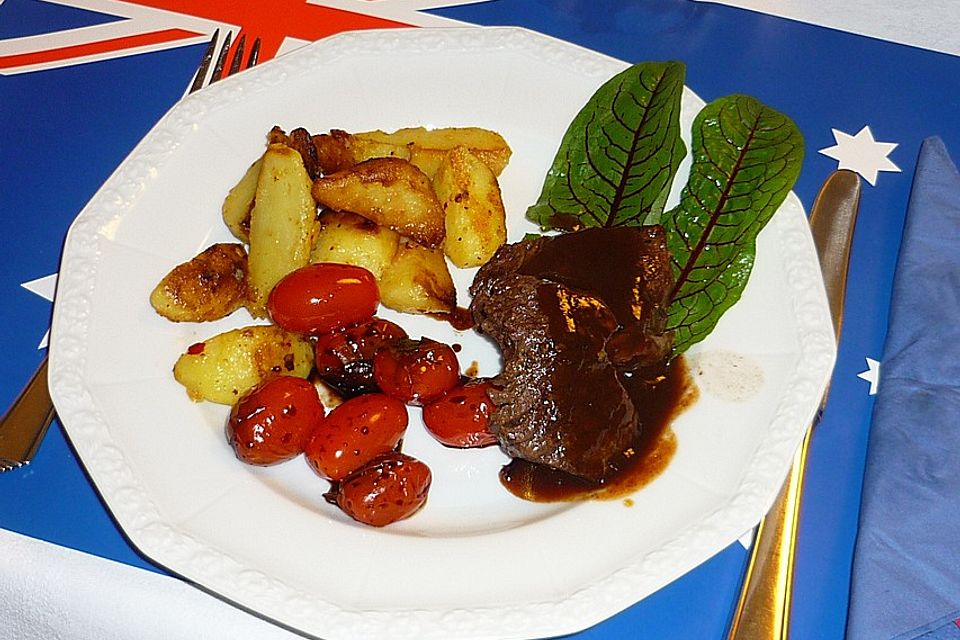 Kängurufilet mit Pflaumensauce, geschmorten Kirschtomaten und Potatoe Wedges