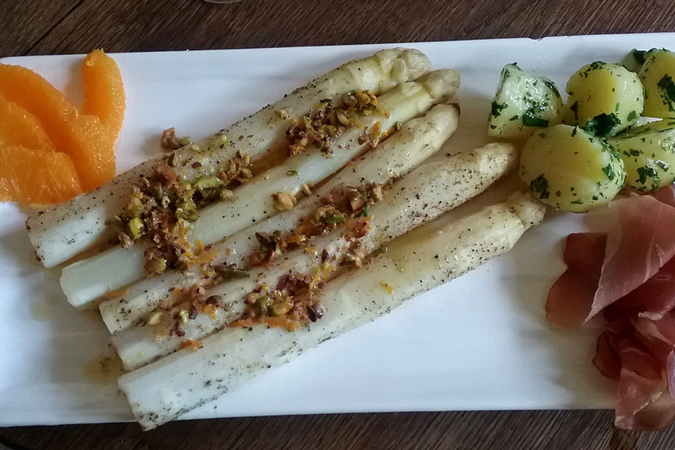 Spargel mit Orangen-Pistazien-Butter, Petersilien-Kartoffeln und Katenschinken