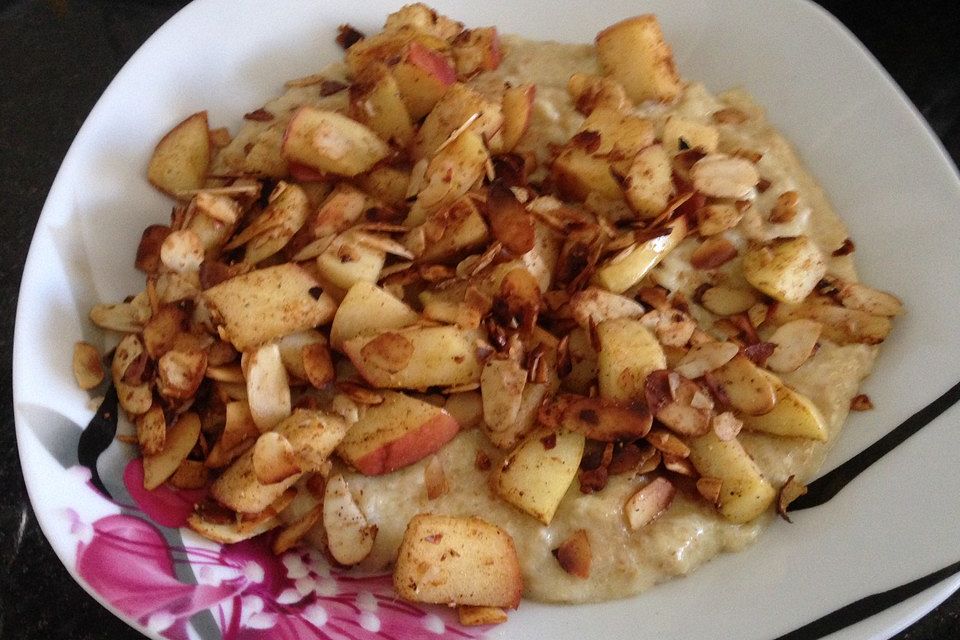 Porridge mit Ei, Mandeln und Äpfeln