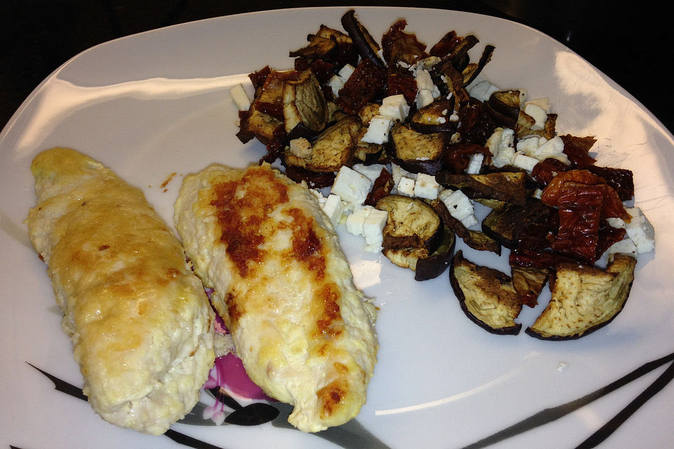 Mandelhähnchen mit Salat aus Aubergine, Feta und getrockneten Tomaten