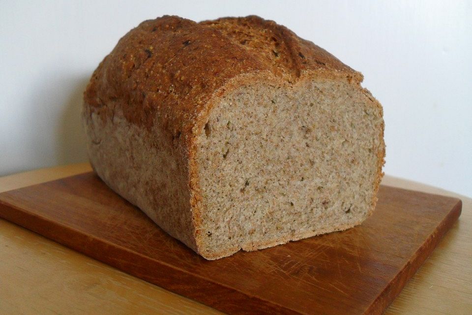 Vollkornbrot mit Zucchini, Buchweizen, Chiasamen und Nüssen