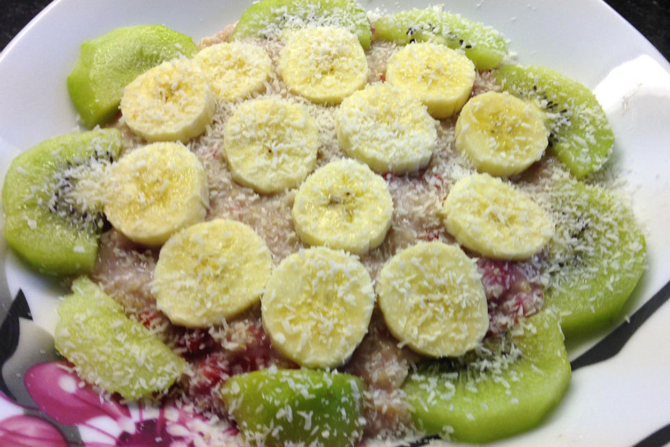 Himbeer-Porridge mit Banane und Kiwi