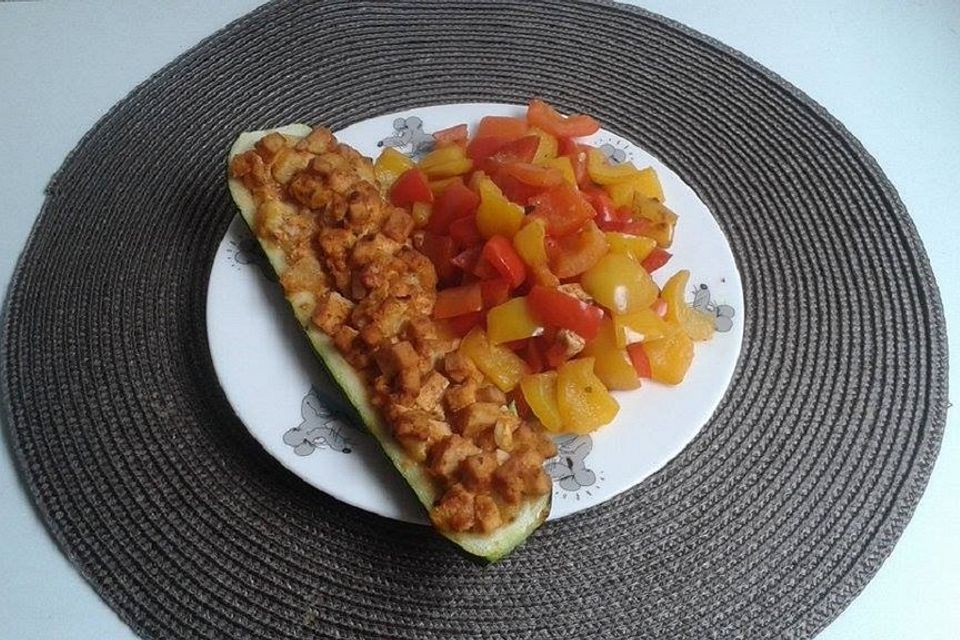 Gefüllte Zucchini mit Tofu und Frischecreme