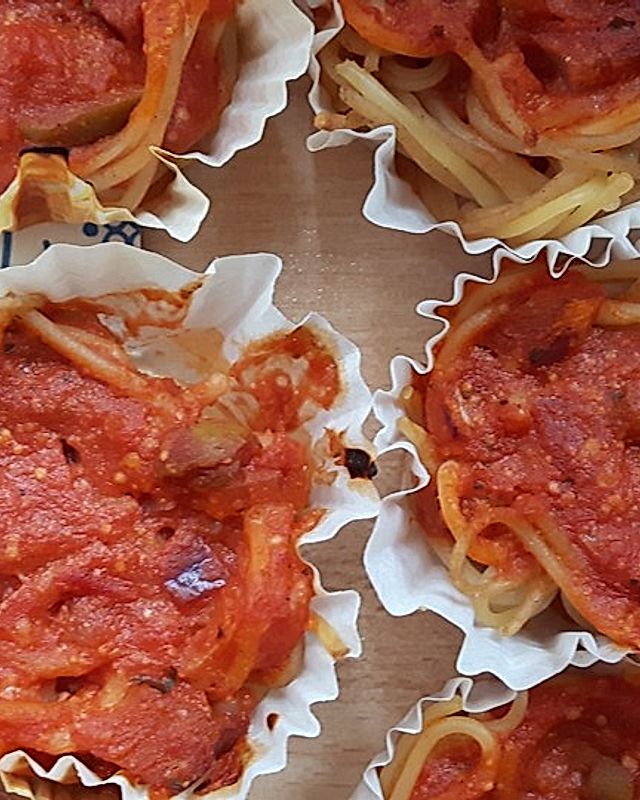 Vegane Spaghetti-Muffins mit Tomatensauce