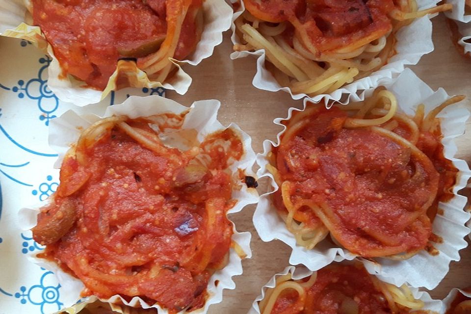 Vegane Spaghetti-Muffins mit Tomatensauce