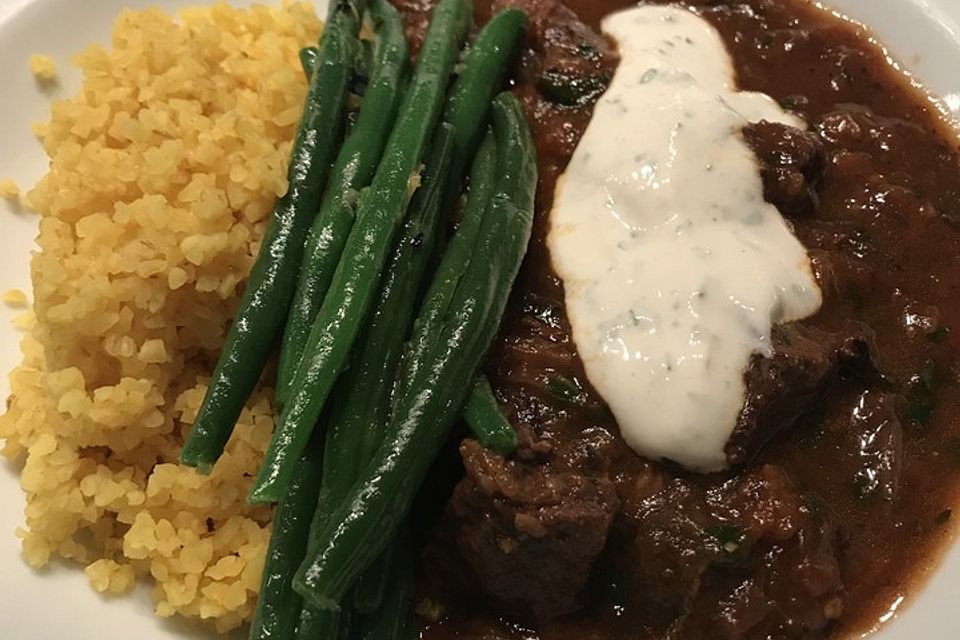 Orientalisches Rindergulasch mit Bulgur und Joghurttopping