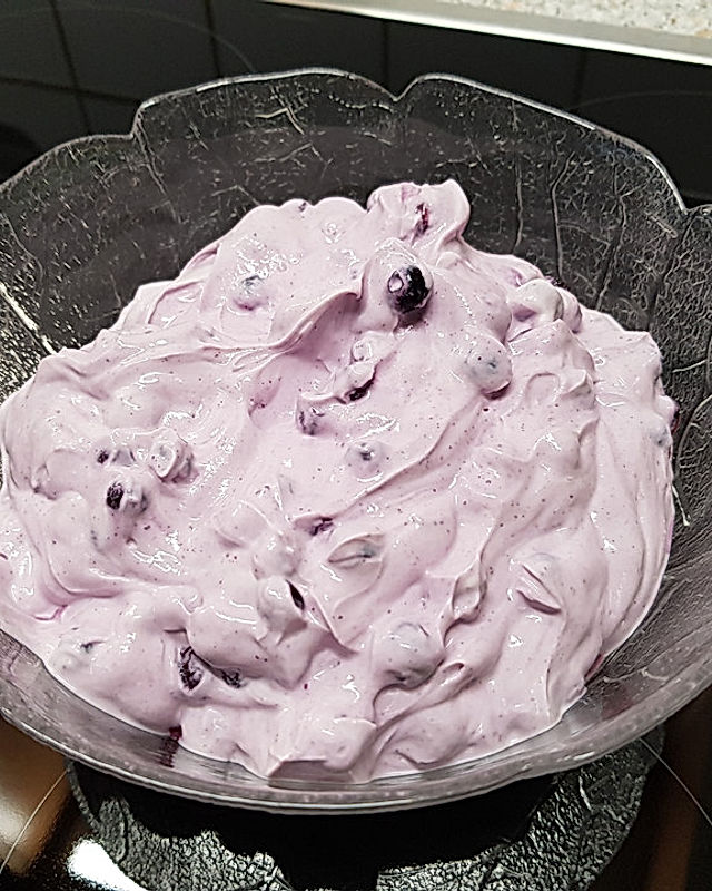 Isländischer Frischkäse-Heidelbeer-Dessert