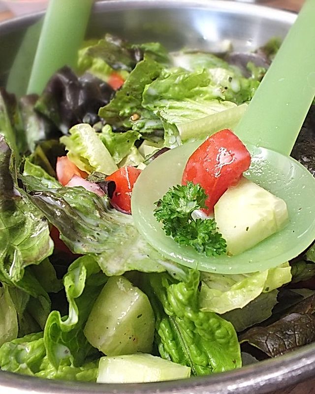 Salatherzen mit Gurke und Tomate in Kefir-Kräuterdressing