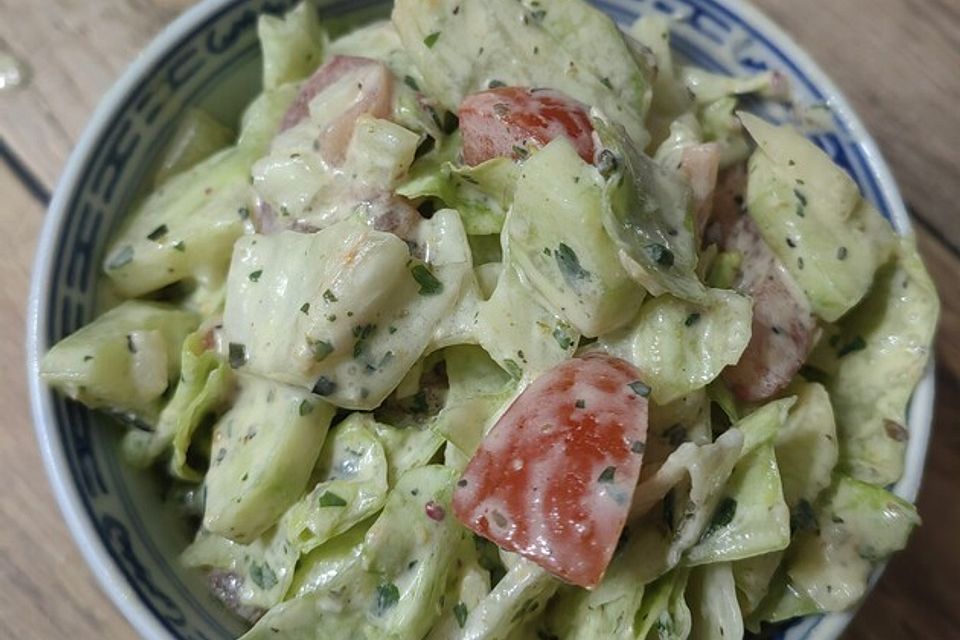 Salatherzen mit Gurke und Tomate in Kefir-Kräuterdressing