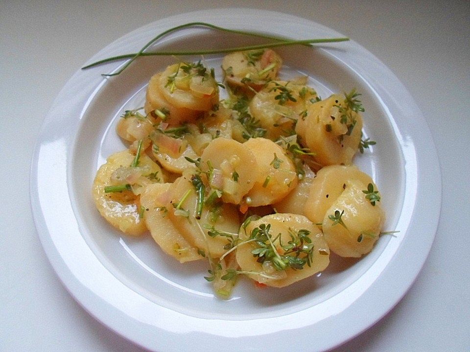 Kartoffelsalat mit Schnittlauch und Kresse in einer Senf-Zwiebel ...