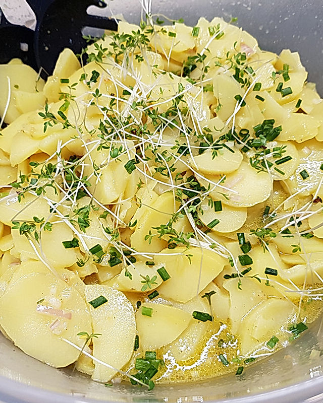 Kartoffelsalat mit Schnittlauch und Kresse in einer Senf-Zwiebel-Vinaigrette
