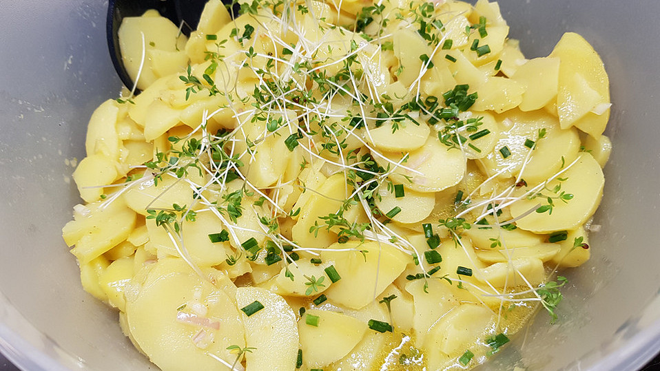 Kartoffelsalat mit Schnittlauch und Kresse in einer Senf-Zwiebel ...