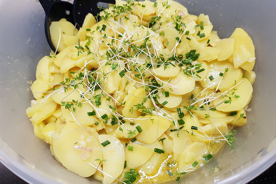 Kartoffelsalat mit Schnittlauch und Kresse in einer Senf-Zwiebel-Vinaigrette