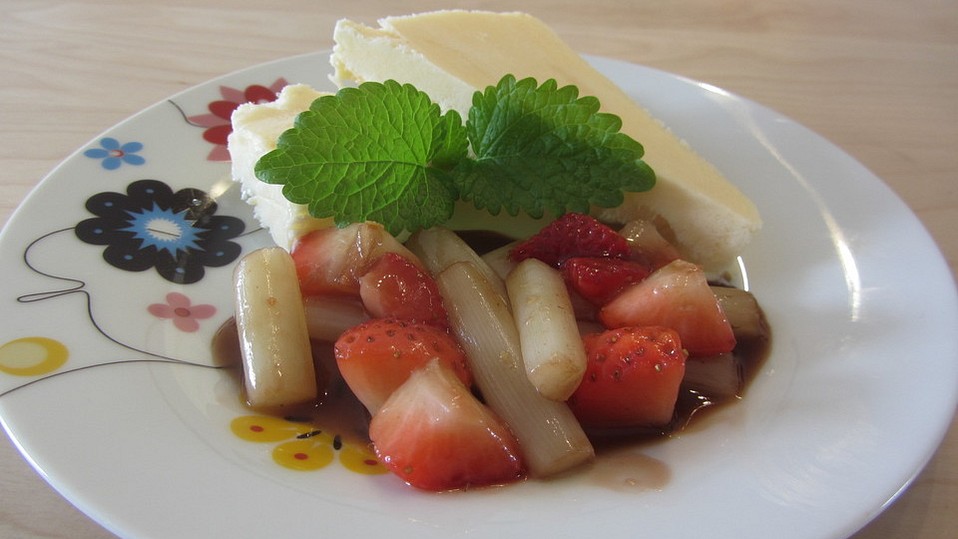 Spargelparfait mit Erdbeer-Spargel-Balsamico-Garnitur von Anna-Carina89 Spargelparfait mit Erdbeer-Spargel-Balsamico-Garnitur von Anna-Carina89