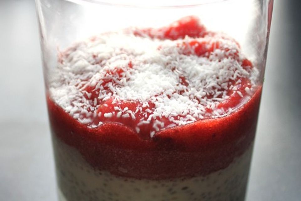 Chia-Kokospudding mit Erdbeerpüree