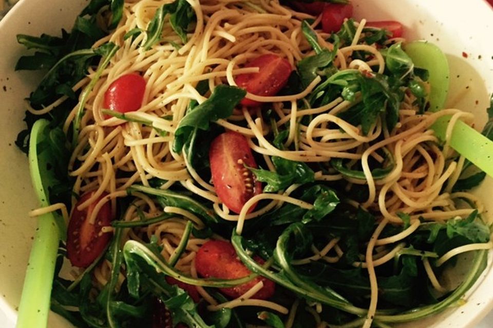 Spaghettisalat mit Cocktailtomaten und Rucola