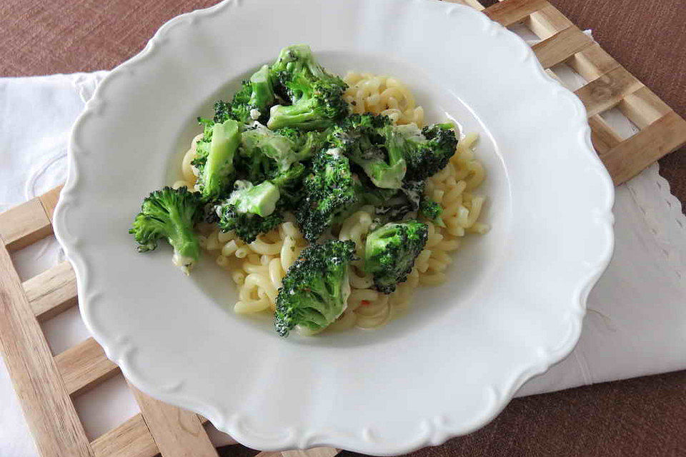 Nudeln mit gebratenem Brokkoli in cremiger Soße