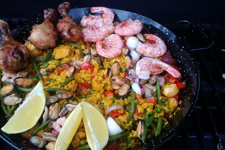 Paella mit Fleisch und Meeresfrüchten