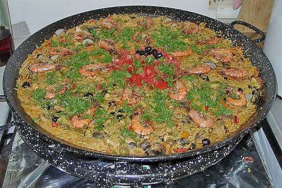 Paella mit Fleisch und Meeresfrüchten