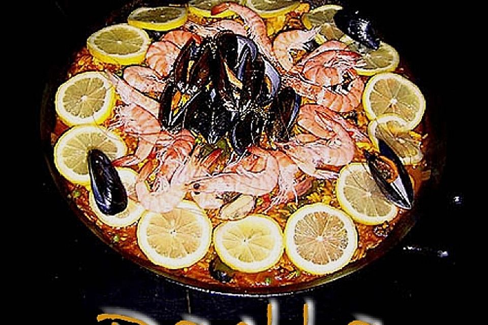 Paella mit Fleisch und Meeresfrüchten