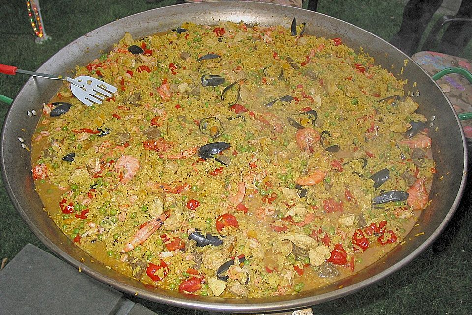 Paella mit Fleisch und Meeresfrüchten