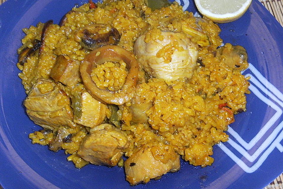 Paella mit Fleisch und Meeresfrüchten