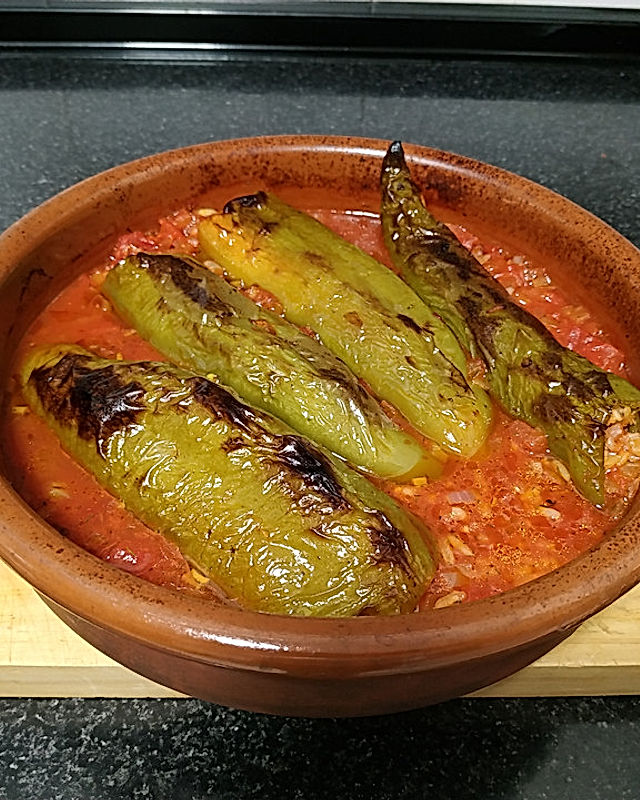 Jemista - grüne Paprika gefüllt mit Reis, griechisch