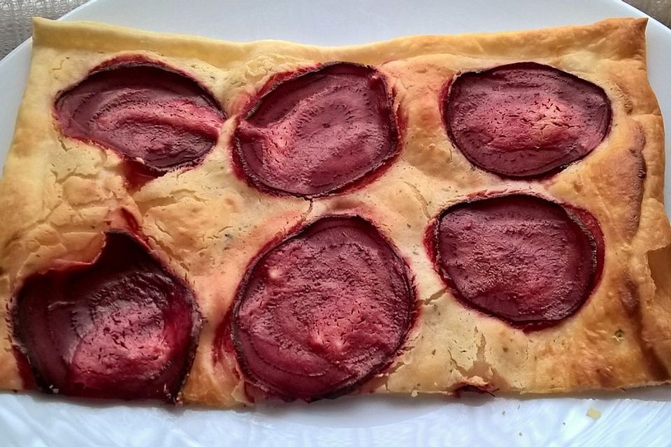 Rote Bete-Blätterteig-Pizza