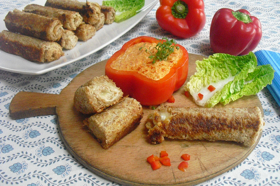 Cheese Roll-Ups mit Paprika-Dip