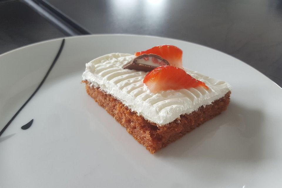 Erdbeer-Blechkuchen mit Cream Cheese Frosting