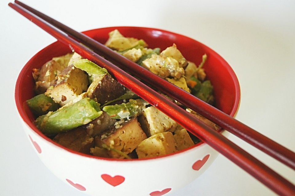 Räuchertofu mit Zuckerschoten in Erdnusssauce